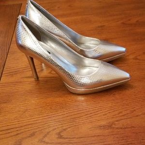 Dkny silver snake pattern leather pumps